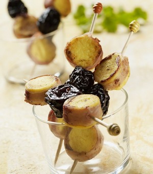 Brochettes de quenelles au lard et pruneaux