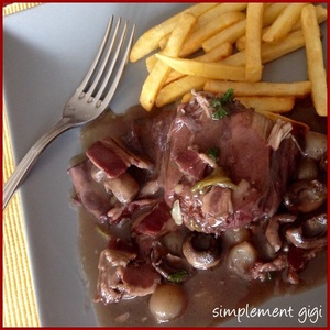 Lapin mariné au vin de Bordeaux et champignons