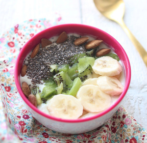 Smoothie bowl ou bol de smothie banane - kiwi