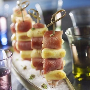 Brochettes de mini quenelles et jambon de Bayonne