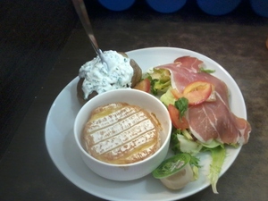 recette - Camembert chaud, jambon cru, salade et pomme au four