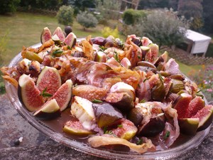 Coroles figues, chèvre, sirop d'hibiscus