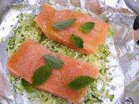 recette - Pavés de saumon sur lit de courgettes en papillotte