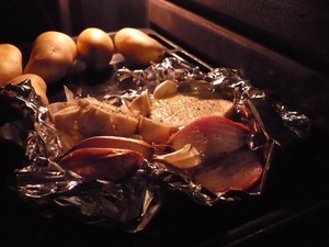 Pommes de terre, ail, échalotes et oignons cuits au four