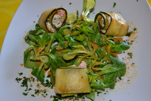 recette - Salade de mâche et ses rouleaux de courgettes au chèvre