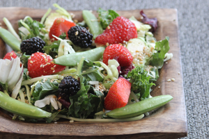 Salade d'été aux choux et pois sucrés