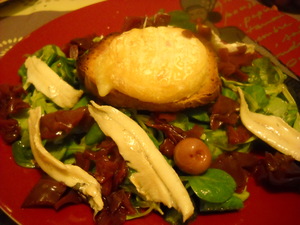 Salade de mâches chou rouge pelardon sur toast sans gluten  et anchois marinés