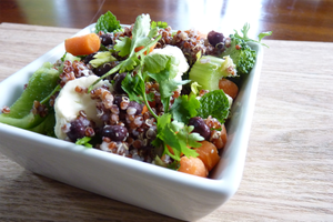 Salade de quinoa et petits légumes crus