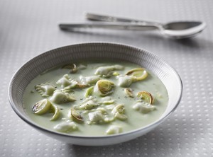 Soupe de ravioles aux poireaux caramélisés