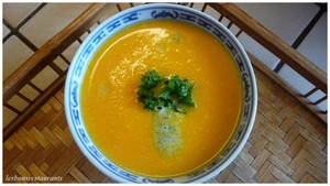 Velouté de carottes à l'emmental et son coulis de persil