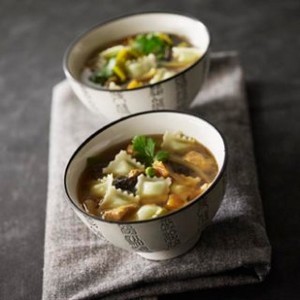 Soupe chinoise ravioles et poulet