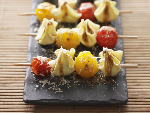 Brochette de fagottini aux tomates cerises;