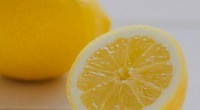 1 demi citron et de l'eau tiède à jeun le matin : les bienfaits