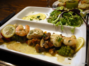 Wok de joues de lotte et crevettes, légumes sautés à l'huile d'olive au gingembre