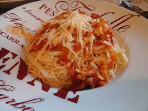 Spaghettis sans gluten à la sauce tomate et restes de poulet