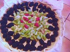 Tarte mûres, framboises et rhubarbe