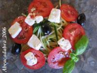 recette - Salade de tomates, courgettes, feta et basilic