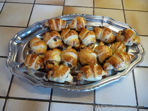 Croissants apéritifs au roquefort, abricots et noix