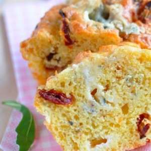 Mini-cakes aux tomates séchées et au roquefort 