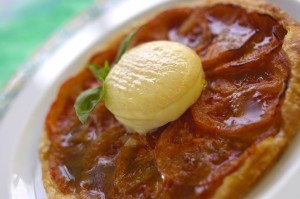 Fine tarte aux tomates, basilic et Cabécou du Périgord