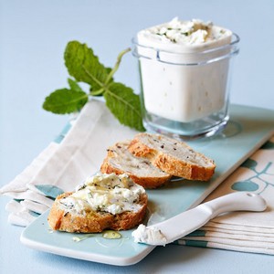 Fromage frais au miel et à la menthe fraîche