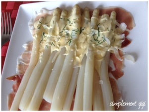 recette - Asperges sauce crème, jambon de Parme et parmesan