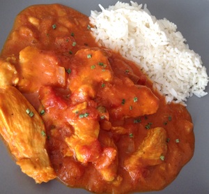 Filets de poulet au curry, tomates et lait de coco