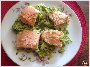 recette - Saumon sur lit de courgettes râpées