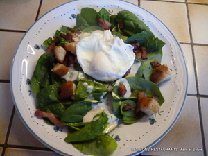 recette - Salade de jeunes pousses d'épinard aux lardons et aux oeufs pochés