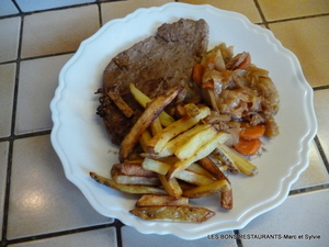 Biftecks marinés chou braisé et de frites Pom Bistro