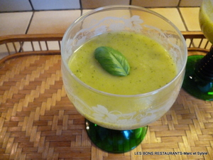 recette - Soupe froide de courgettes au basilic