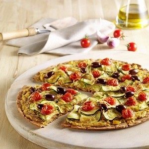 Pizza sans gluten aux courgettes, tomates et olives noires