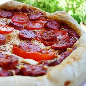 recette - Pizza au chorizo et tomates