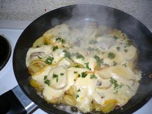 recette - Poêlée de pommes de terre recouvertes de fromage raclette