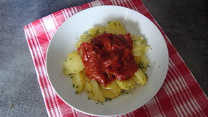 Langue de boeuf à la sauce tomate