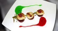 recette - Brochettes de saint-jacques de romarin sur pilotis de betteraves, vinaigrette au deux jus