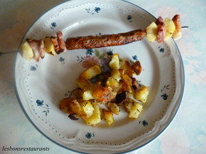 recette - Brochettes de saucisses aux pommes fruits et au lard fumé