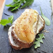 recette - Bruschetta à la crème de roquefort, aux poires et au safran