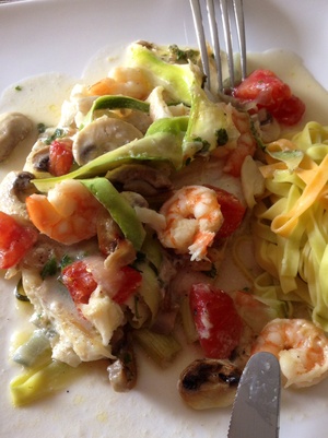 recette - Cabillaud sur lit de courgettes, crevettes et champignons à la crème