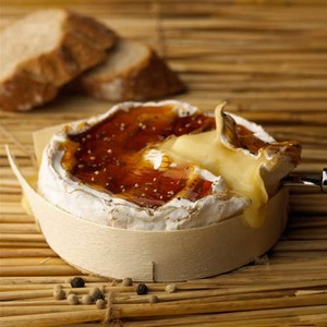 Camembert tiède au caramel poivré