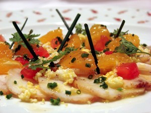 Carpaccio de lotte au paprika et sa vinaigrette aux agrumes