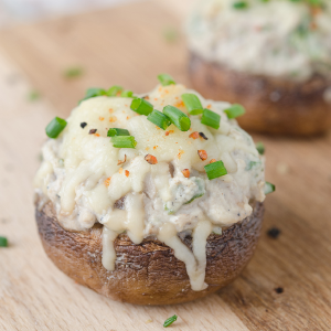 Champignons au fromage de chèvre, miel d'acacia et fines herbes