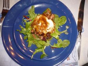 Chèvre frais et lardons en salade