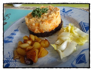 recette - Ecrasée de pommes de terre et carottes sur un lit de boudin noir