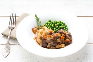 Epaule d'agneau braisée, ragoût de légumes de saison