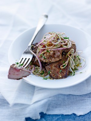recette - Foie d’agneau poêlé aux épices et sa salade d’oignon rouge