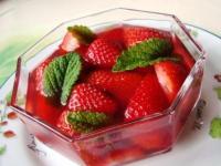 recette - Fraises en gelée de fruits rouges