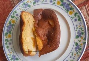 Gâteau au yaourt nature aux pêches au sirop