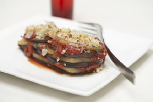 Gratin de pommes de terre, aubergines et tomates