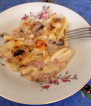 Gratin de macaronis au cheddar, champignons et lardons